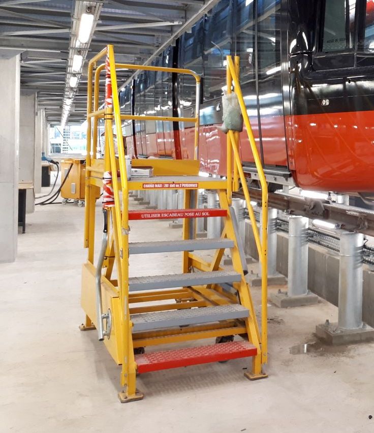 Passerelle de maintenance en atelier tramway