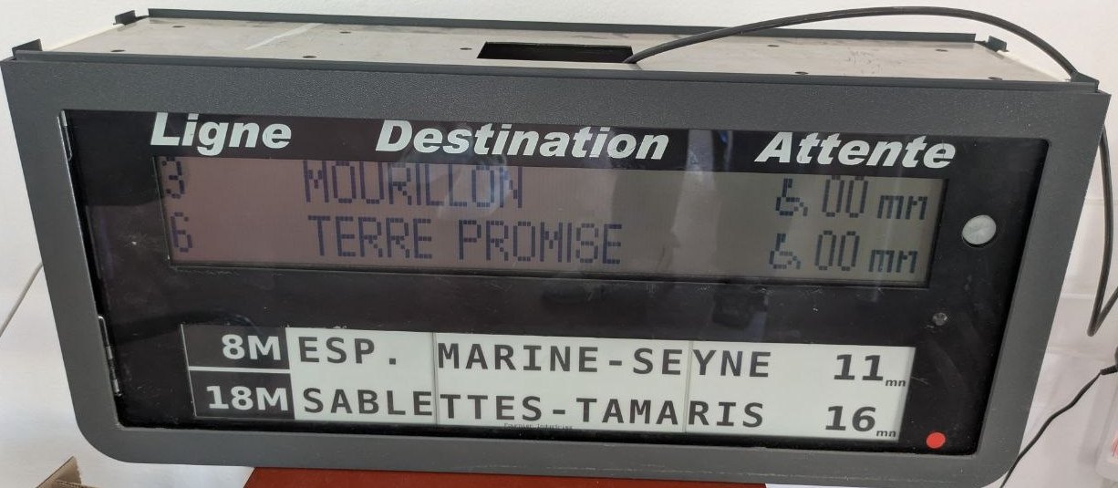 Borne d'arrêt en cours de rénovation : ancien afficheur LCD en haut, nouvel afficheur e-paper en bas